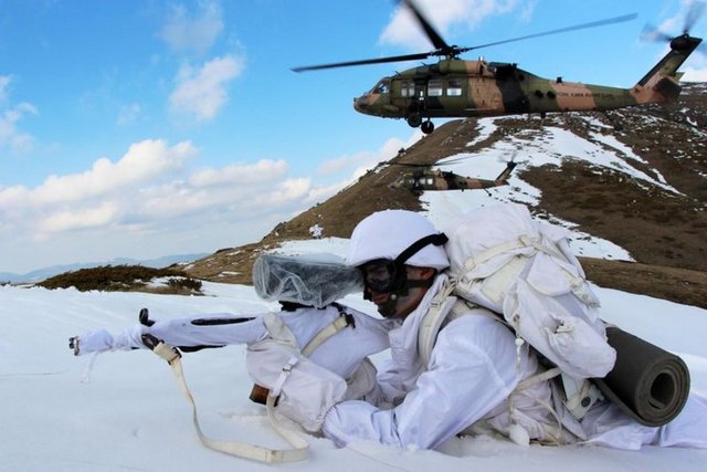 Türk Silahlı Kuvvetleri'nin en güzide birliklerinden, 'Efsane tugay' olarak nitelendirilen 2'nci Komando Tugayı, Bolu dağlarında düzenlediği tatbikatın görüntüleri yayınlandı.