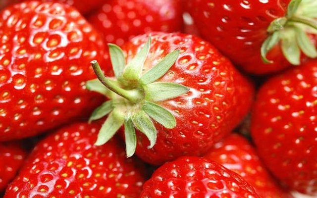 Çilek vücuda kuvvet verir, damar tıkanıklığını önler ve kolesterolü düşürür.
