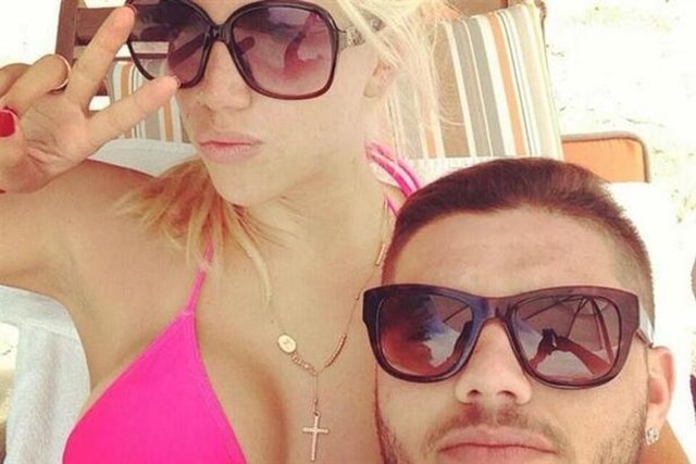 Yaklaşık iki yıldır birlikte olan Icardi ve Nara sonunda evlendi. Maxi Lopez, Twitter'dan ikili için sert ifadeler kullandı.