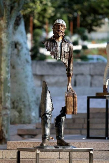 Bruno Catalano 1960 yılında Güney Fransa'da  doğdu. Yarattığı akımın ismi  "Les Voyageurs"  (Gezginler) ve bu çalışmalar  2013 yılında Avrupa Kültür Başkenti seçilen Marsilya'da sergilendi...