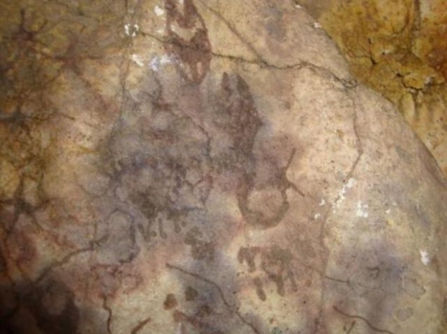 Pramidin içinde bulunan mezar odasında yerde boyu 2 metreye yakın bir mumya, mumyanın başında bulunan bir kayada çeşitli işaret ve yazıların yanı sıra "ay yıldız, kurt başları" dikkat çekiyor.