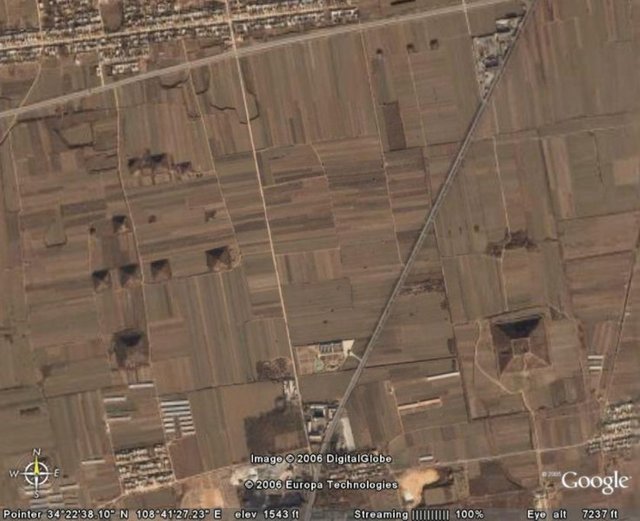 - Piramitlerin sayısının irili ufaklı 100 civarında olduğu belirtilirken, söz konusu piramitlerin kime ait olduğu ve içindekiler hakkında kesin bilgi bulunmuyor. -