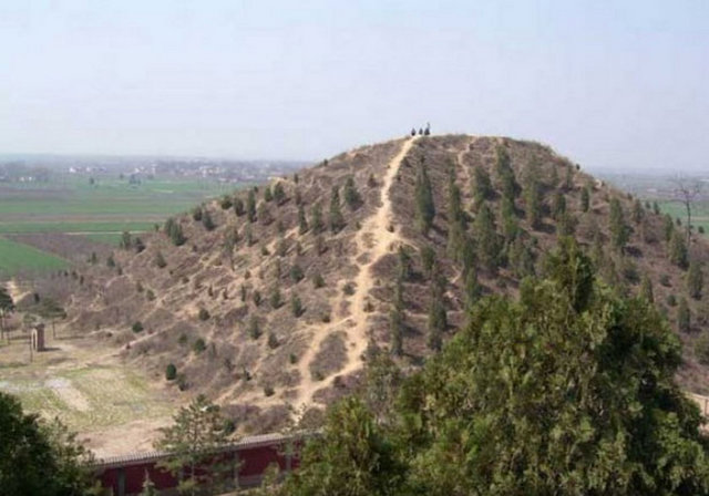 "Beyaz piramitler" ya da "Türk piramidi" diye de anılan piramitlerdeki materyallerin Türk tarihi açısından büyük önem taşıdığı kabul ediliyor.