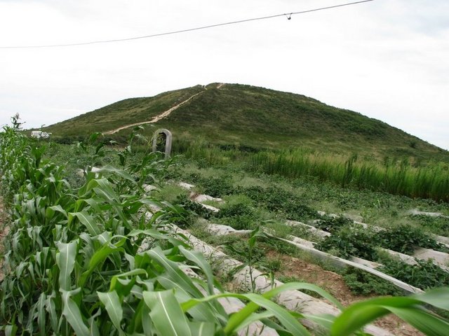 Oluşan bu yerin piramit değil höyük olduğunu iddia eden Çinliler, bölgeye araştırmacıların girmesine izin verimiyor.