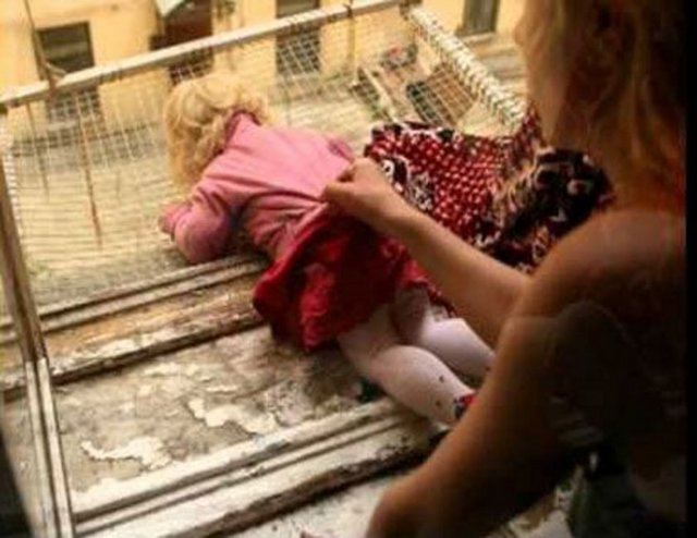 Sigarayla oynayan ya da açık pencerelerin kenarında korunmaksızın duran Anfisa, fotoğrafçı Popova'ya ödül kazandırdı...