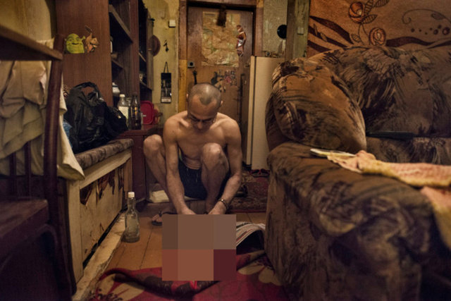 Aktif maddesi Kodein olan ve bazı kimyasallarla karıştırılarak elde edilen uyuşturucu kullanıcıları İtalyan fotoğrafçı Emanuele Satolli, tarafından Rusya'da görüntülendi...