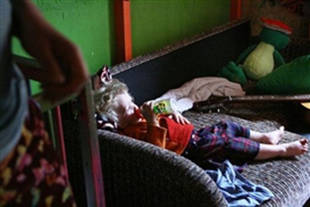 Zira fotoğrafları çektiğinde 21 yaşında olan Popova, durumdan fayda sağlayıp olaya müdahale etmemekle eleştiriliyor...