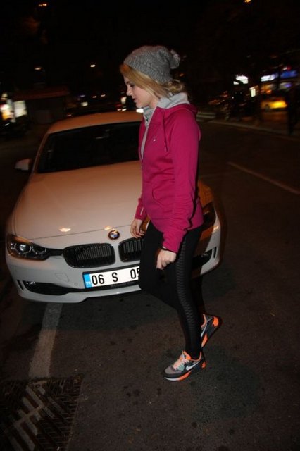 Daha sonra Berkay'ın otomobilini kapıya getirten ikili, sorulara cevap vermeden mekândan ayrılmıştı.