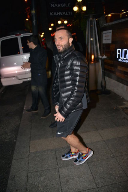 PROGRAMDA TANIŞTILARHızlıca mekânın içine kaçan Berkay'la Derya Şensoy, bir süre içeride ne yapacaklarını konuşmuştu.