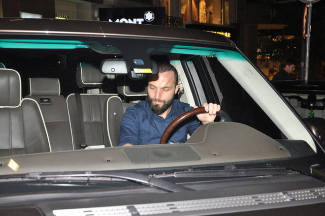 Şarkıcı Berkay, 5 ay önce birlikte anıldığı Asena Erkin için, "Ben kaçtıkça o kovalıyor. Oysa ben Derya Şensoy'la beraberim ve kendisi şu an evimde uyuyor" açıklaması yapmıştı.