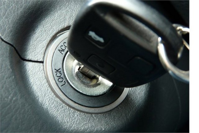 Rölantide beklemek daha iyidir -  - Bu yanılgıya göre hareket halinde değilken motoru durdurup yeniden başlatmak, aynı süre boyunca rölantide beklemekten daha çok benzin yakar.