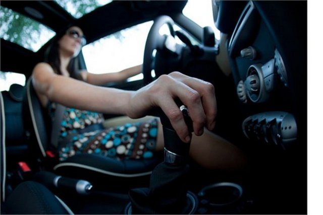 Düz vites tasarruf sağlarGeçmişte düz vitesli arabalar otomatiklere göre daha tasarruflu olsa da, otomatik şanzıman teknolojilerinde yapılan yenilikler otomatik arabaların da en az düz vitesli arabalar kadar tasarruflu olmasını sağlıyor.