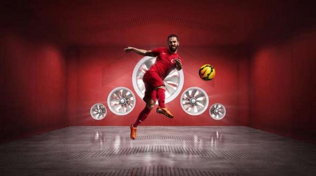 Tamamen kırmızı renkten oluşan iç saha forması ve beyaz renkteki deplasman formasının göğüs kısmından geçen çintemani desenli kırmızı şerit, formaya göz alıcı bir estetik kazandırırken Milli Takım ruhunu da göklere çıkartıyor.