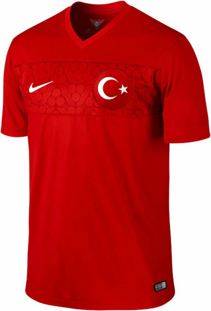 Nike tarafından tasarlanan ve Türkiye A Milli Futbol Takımı'nın 2014 yılında iç saha ve deplasmanda giyeceği formalar yenilendi.