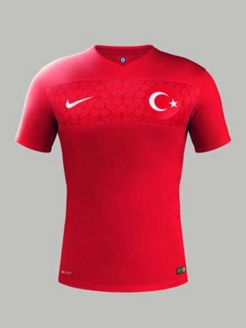 Formanın ense kısmındaysa nazar boncuğunu taşıyan üçgen şeklinde dokunmuş bir parça yer alıyor. Formalar, oyuncuları sahada baskı altında kuru ve serin tutmaya yardımcı olmak için teri vücuttan arındıran Nike Dri-FIT teknolojisiyle üretildi.