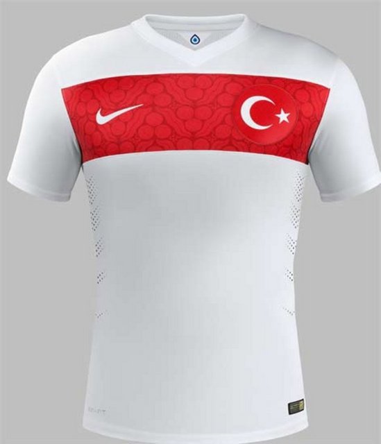 16. yüzyılda Osmanlı'ya ait bu desen formanın tamamında yer alıyor.Geleneksel şeritli tasarıma sahip formalar, Türk kültürünün bir parçası olan, koruyucu özelliği yanında kudreti simgeleyen çintemani deseninden ilham alınarak üretildi.