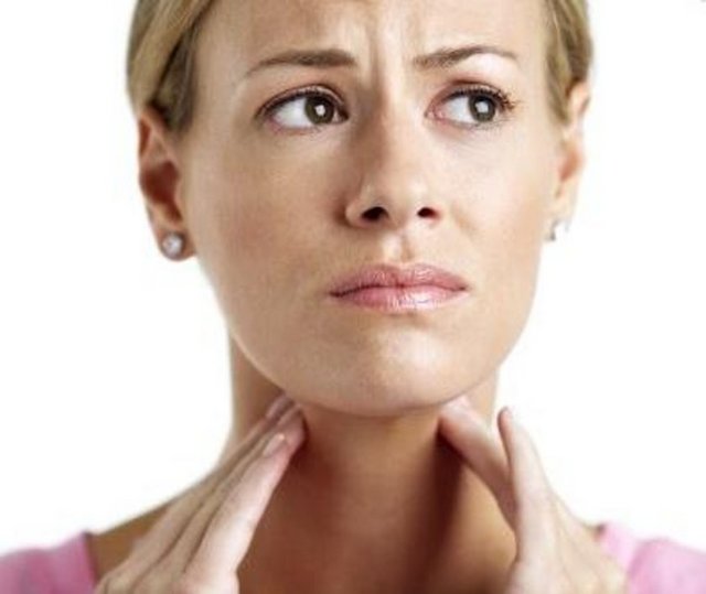 Diskotekler, spor salonları, tren istasyonları, otomobil ve otobüsler, uçaklar, tiyatrolar, toplantı salonları ve amfiler sesin zorlanmasına neden olacak şekilde sesin aşırı kullanılmasına gerek duyulan ortamlardır.