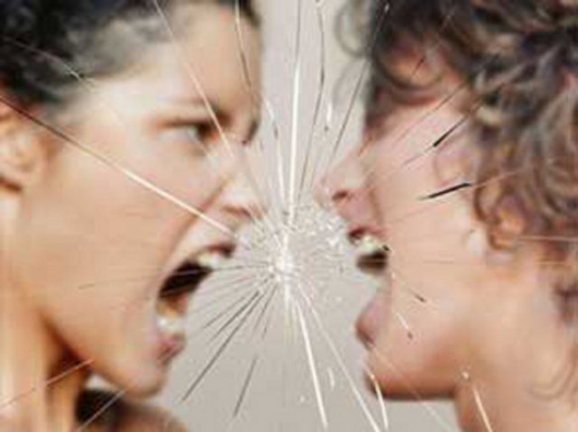 Sesle ilgili problemler, ideal olarak sesle ilgili fonksiyonlar ve sorunlarla uğraşan profesyonel bir ekip tarafından değerlendirilmeli ve tedavi edilmelidir.