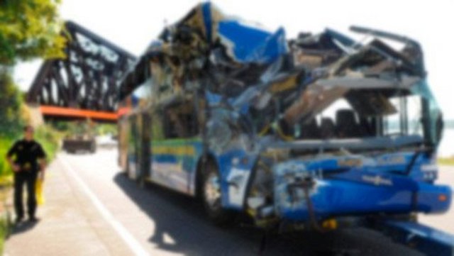 1966 yılında bindiği otobüs yoldan çıktı ve bir nehre uçtu.