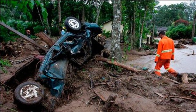 Aracı yoldan çıkıp, uçurumdan yuvarlanırken Selak araçtan atladı ve bir ağaca tutundu.