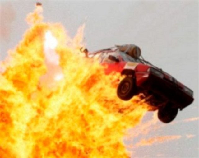 Aşağı baktığındaysa tam 90 metre altında aracının patladığını gördü.