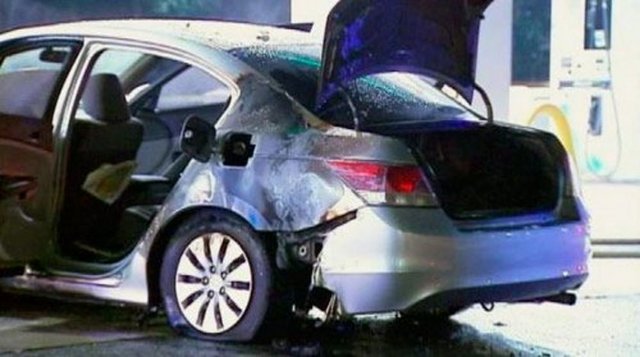 1973 yılında bozuk bir benzin pompası Selak'ın otomobilinin motoruna benzin akıttı, araç alev aldı, Salek bu kazadan da kurtuldu ancak saçlarının büyük bir kısmı yandı. -