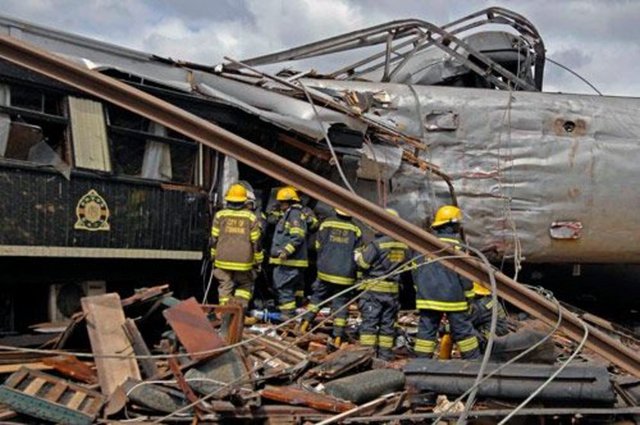 Selak'ı taşıyan tren raydan çıktı ve donmuş nehre devrildi. Kazada 17 yolcu hayatını kaybederken Selak kıyıya kadar yüzüp kurtuldu. -
