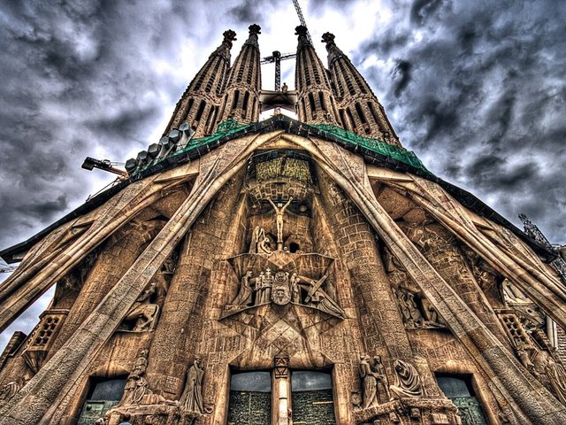 Sagrada Família - İspanya - Barcelona kentinde bulunan, inşası 1882 yılında başlayan yapı, mimarı olan Antoni Gaudi'nin zamansız ölümü ve tasarımlarının karmaşıklığı nedeniyle halen devam etmekte.