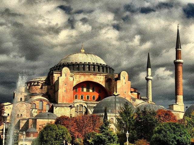 Ayasofya - Türkiye - M.S. 6. yüzyılda kilise olarak inşa edilen Aya Sofya, İstanbul'un fethinden sonra camiye dönüştürülmüş.