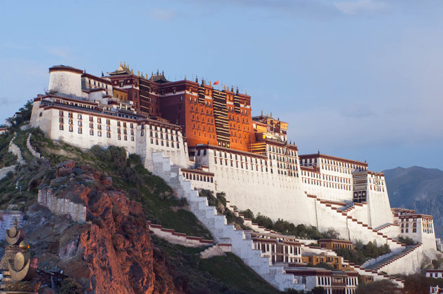 Potala Sarayı - Tibet - Tibet'in Lhasa kentine tepeden bakan bu saray, Tibet hükümetinin merkezi ve Dalai Lama'nın kışlık konaklama mekanı.