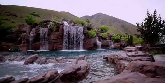 5 büyük şelalenin bulunduğu havuzda kaya görünümlü beton blokların içinden geçen su kaydırağı, barbekülü bir mutfak ve soyunma odaları bulunuyor.