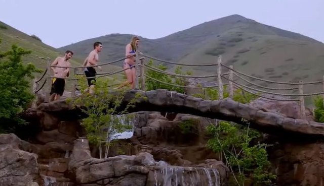 Yanlış okumadığınız bu devasa havuz kamuya açık değil; zengin bir adamın arka bahçesine yaptırdığı özel bir havuz.