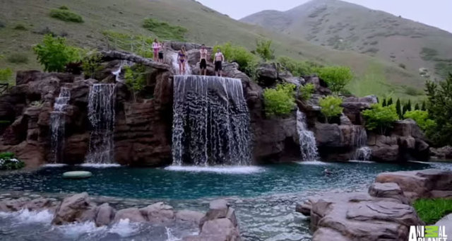 2 MİLYON DOLARLIK HAVUZ VAR - Animal Planet kanalında ABD'deli bir zengin arka bahçesine yaptırdığı 2 milyon dolarlık havuz tanıtıldı.