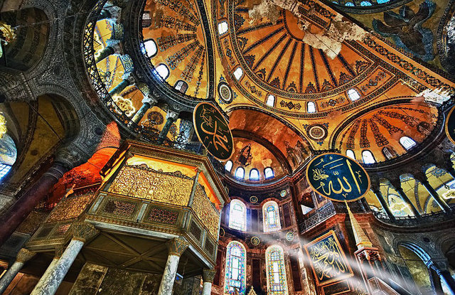 Dünyanın dört bir yanındaki bazıları doğal, bazıları tarihi güzelliğiyle ön plana çıkan 50 turizm cenneti arasında Ayasofya Müzesi de yer alıyor.