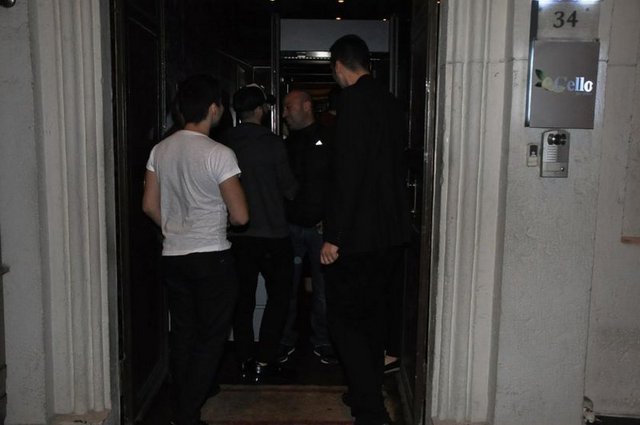 Hemen mekânı terk eden şarkıcı, bir süre sonra geri gelince kapıdaki güvenlik görevlilerinin engeliyle karşılaştı.