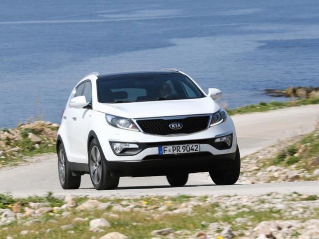 Yüksek standart donanımları ile müşteri beklentilerini karşılamayı hedefleyen Sportage otomatik yanan kısa farlar, hız sabitleme sistemi, yağmur sensörü, kendiliğinden kararan iç dikiz aynası, park sensörü, lastik basınç izleme sistemi...