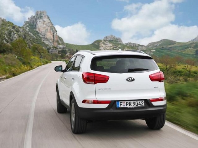 100 km'de 6,4 litre. Yenilenen Sportage'ın 1.6L motor seçeneğinde Comfort, Concept, Concept Plus ve Premium serileri bulunuyor. En donanımlı seri olan Premium'da, Sportage'da ilk defa sunulan Xenon far, otomatik far yükseklik ayarı, far yıkama sistemi...