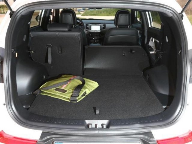 Arka koltuklar yatabiliyor ve bagaj hacmi artıyor.