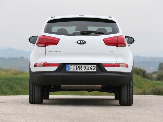 Deri kaplı koltuklar, 6 yöne elektrikli ayarlanabilen sürücü koltuğu, LED arka stop lambaları, karartılmış arka camlar, flex steer (değişken direksiyon modu) gibi donanımlar standart olarak sunuluyor.