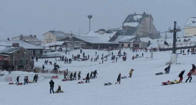 Erciyes - Aralıktan nisan ayına kadar kaymak için gidebilirsiniz. Kayak alanı yüksekliği 2200-3100 km.