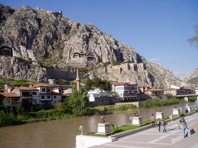 Amasya - İçinden geçen Yeşilırmak ve kıyısında tarihi konaklarla muhteşem görüntüler sunuyor. -