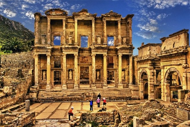 İzmir - Ünlü Saat Kulesi'ni, Kadife Kale'yi, Meryem Ana Evi'ni, Kültürpark'ı, Efes-Bergama Antik Kentleri'ni, Balçova Kaplıca'larını gezi listenize alın...