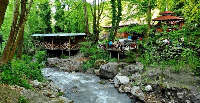 Maşukiye - Dere kenarına kurulmuş restoranları ve doğanın içinde vakit geçirmeye olanak veren konumuyla ideal.