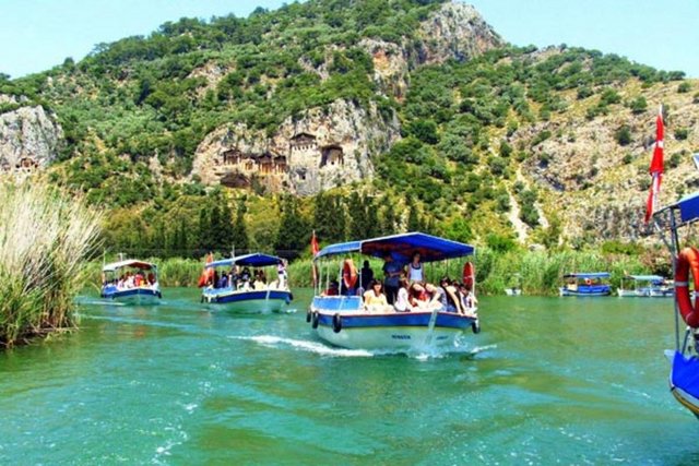 Dalyan - Bineceğiniz tekne ile Caretta-Caretta kaplumbağalarının yumurtalarını bıraktıkları İztuzu plajına doğru keyifli bir tekne yolculuğu yapabilirsiniz. Sazlıklar arasından görünen Kaunos Kral Mezarları mutlaka görülmeli.