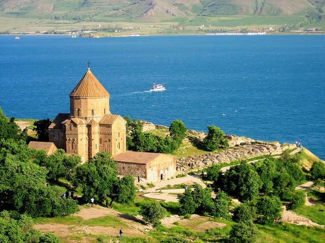 Van - Tatvan, Muradiye, Erciş, Adilcevaz, Ahlat ve Bitlis gezi programınızda mutlaka olmalı.