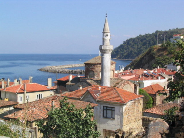 Tirilye - Bursa ili Mudanya ilçesinin 12 kilometre batısında bulunan Tirilye, tarihi dokusu ve doğa güzelliğiyle içinizi ısıtacak küçücük bir kıyı kasabasıdır. Yeni ismi Zeytinbağı olan bu sevimli tatil beldesinin mimari dokusuna hayran kalacaksınız.