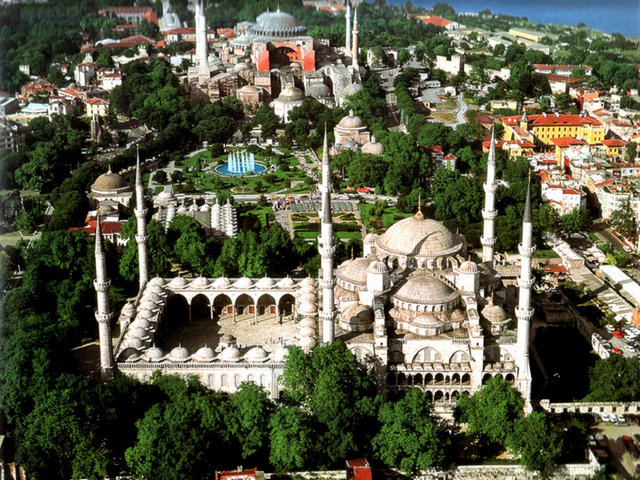 İstanbul'un saray ve müzeleri - Topkapı sarayı, sultanahmet, süleymaniye, Yerebatan Sarnıcı, Kapalıçarşı, Mısır çarşısı, Dolmabahçe ve Çırağan Sarayları, Yıldız-Gülhane, Galata Kulesi, Sultanahmet Meydanı, Aya İri, Eyüp Sultan gezi güzergahınızda olsun.