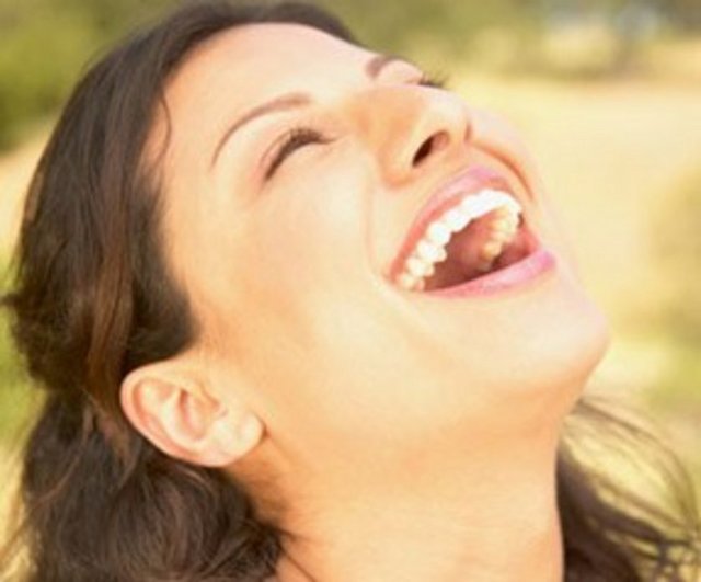 İçten ya da sahte bir gülümseme arasında beyin ayrım yapmadan çalışır ve güldükçe kendimizi daha mutlu ve rahat hissederiz.