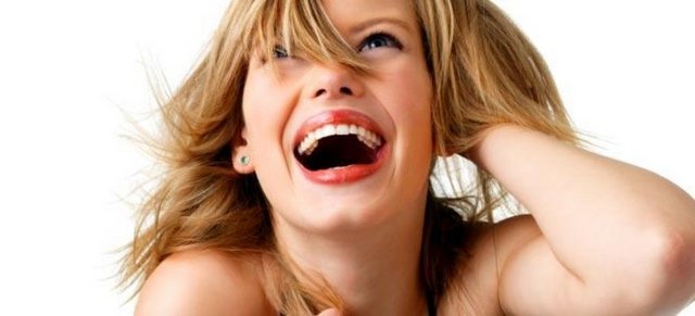 Gülmek aynı zamanda doğal bir ağrı kesici rolü üstlenir, stres hormonlarını azaltır, bağışıklık hücrelerini arttırır böylece hastalıklara karşı direncimizi arttırır.