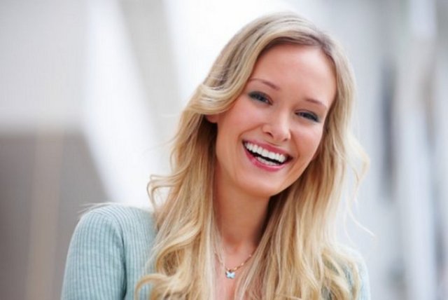 Gülümseme ve kahkaha sağlığımız ve hayatımız üzerinde olumlu bir etkiye sahiptir. Birçok insan mutlu olduğumuz için gülümsediğimizi düşünür ama bunun tersi de doğrudur.